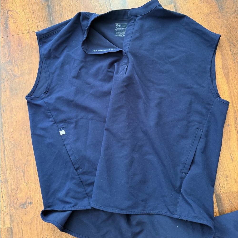 Figs Women's navy scrub top XL